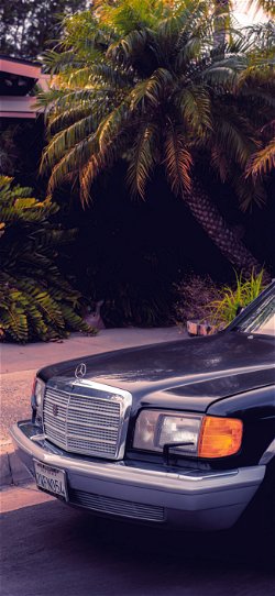 خلفية  مقدمة سيارة مرسيدس كحلية كلاسيكية من فترة الثمانينات  للجوال