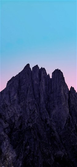 خلفية شاشة قفل سلسلة الجبال الداكنة وقت المغيب 