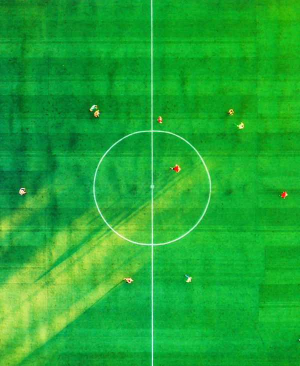 خلفية ملعب كرة القدم الأخضر من السماء للجوال
