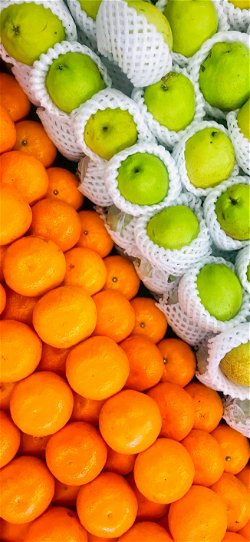 خلفية  ثمار البرتقال إلى جانب ثمار الجوافة  للجوال