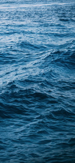 خلفية  مياه البحر الازرق المتلاطمة  للجوال