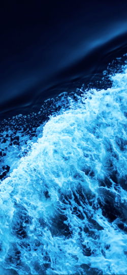 خلفية  موجة البحر الهدار الداكنة الزرقاء  للجوال