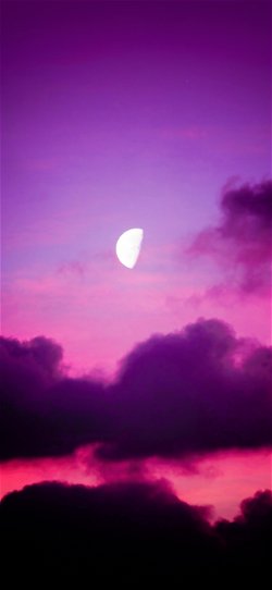 خلفية  القمر بمرحلته النصفية في سماء بنفسجية ملبدة بالغيوم  للجوال