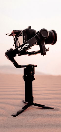 خلفية  كاميرا تصوير احترافية فوق رمال الصحراء  للجوال