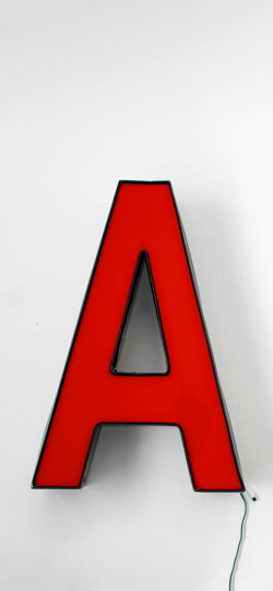 خلفية  حرف A أحمر  للجوال