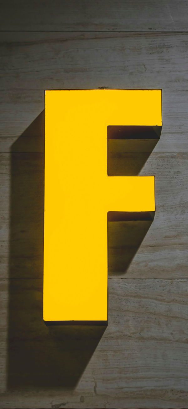 خلفية حرف F أصفر للجوال