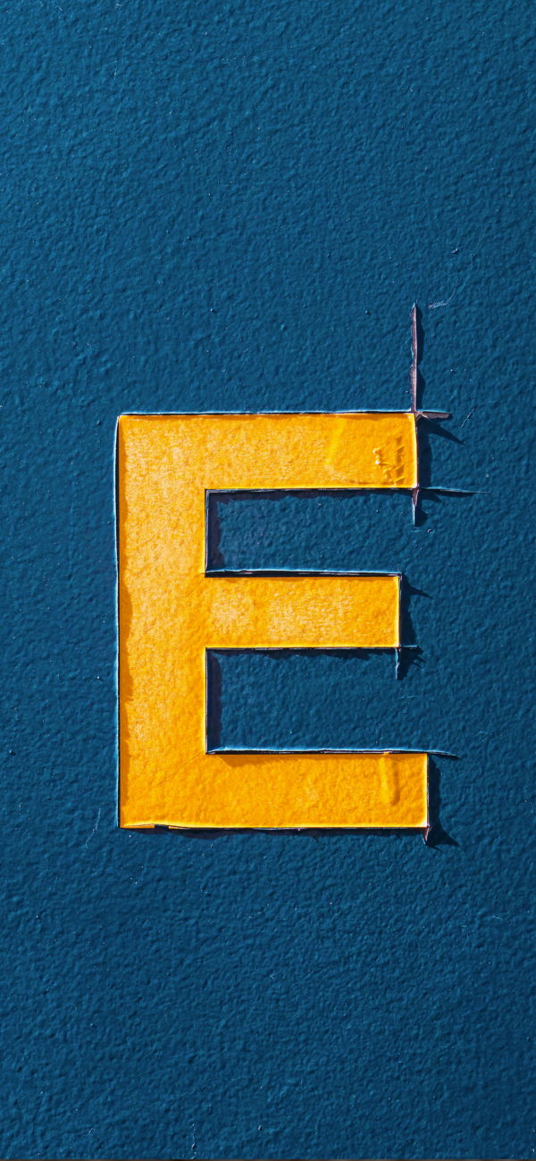 خلفية حرف E على سطح أزرق للجوال