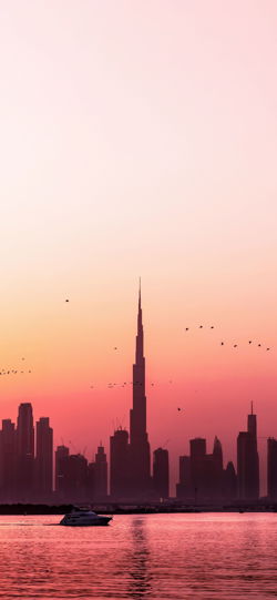 خلفية  لحظة الغروب بالألوان البنية على خليج مدينة دبي  للجوال