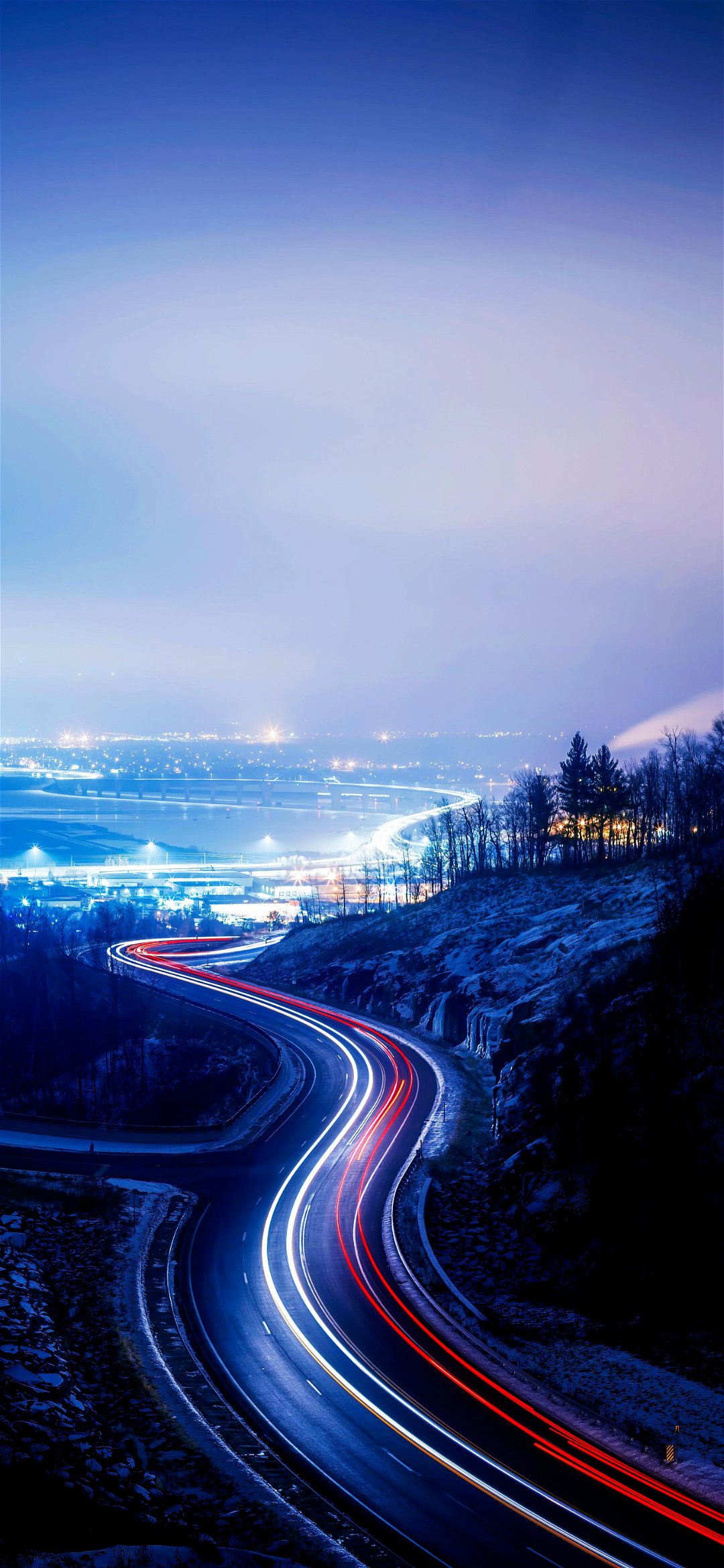 خلفية خطوط ضوء مصابيح السيارات على طريق المدينة الأزرق