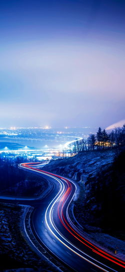 خلفية  خطوط ضوء مصابيح السيارات على طريق المدينة الأزرق  للجوال
