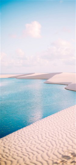 صور خلفية  رمال بيضاء تلتقي بمياه البحر الأزرق الجميلة  للجوال
