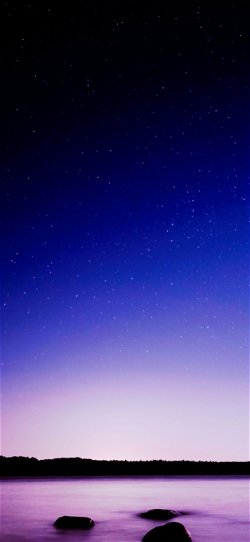 خلفية  سماء الليل المليئة بالنجوم فوق البحيرة الداكنة  للجوال