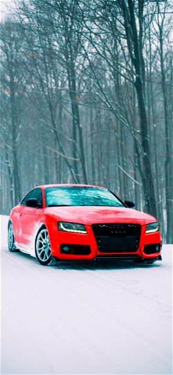 خلفية  سيارة اودي رياضية حمراء فوق الثلوج البيضاء  للجوال